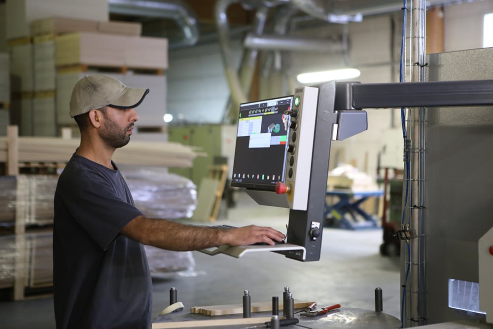 Työntekijä - Puucompin tuotannossa - monitori