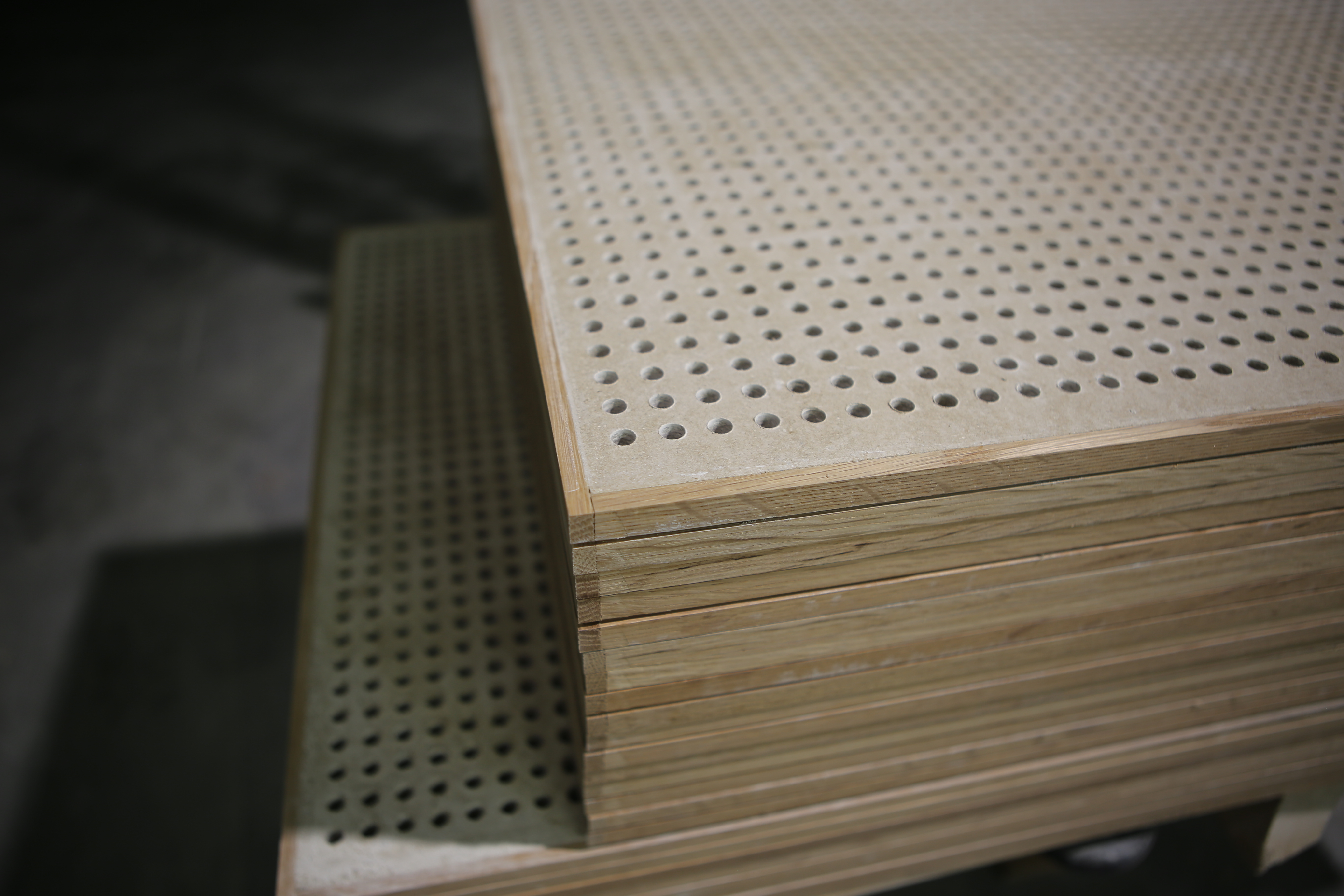 Puucomp akustiikkalevyt pinossa