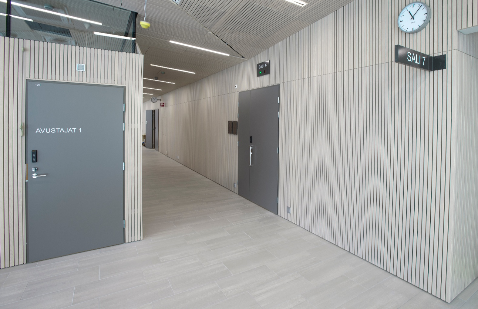 Ribbelement på väggarna och i undertaken i Villmanstrand rättsalens korridorer